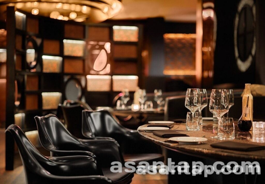 Restoranın masa və oturacaqlarla qurulmuş interyeri