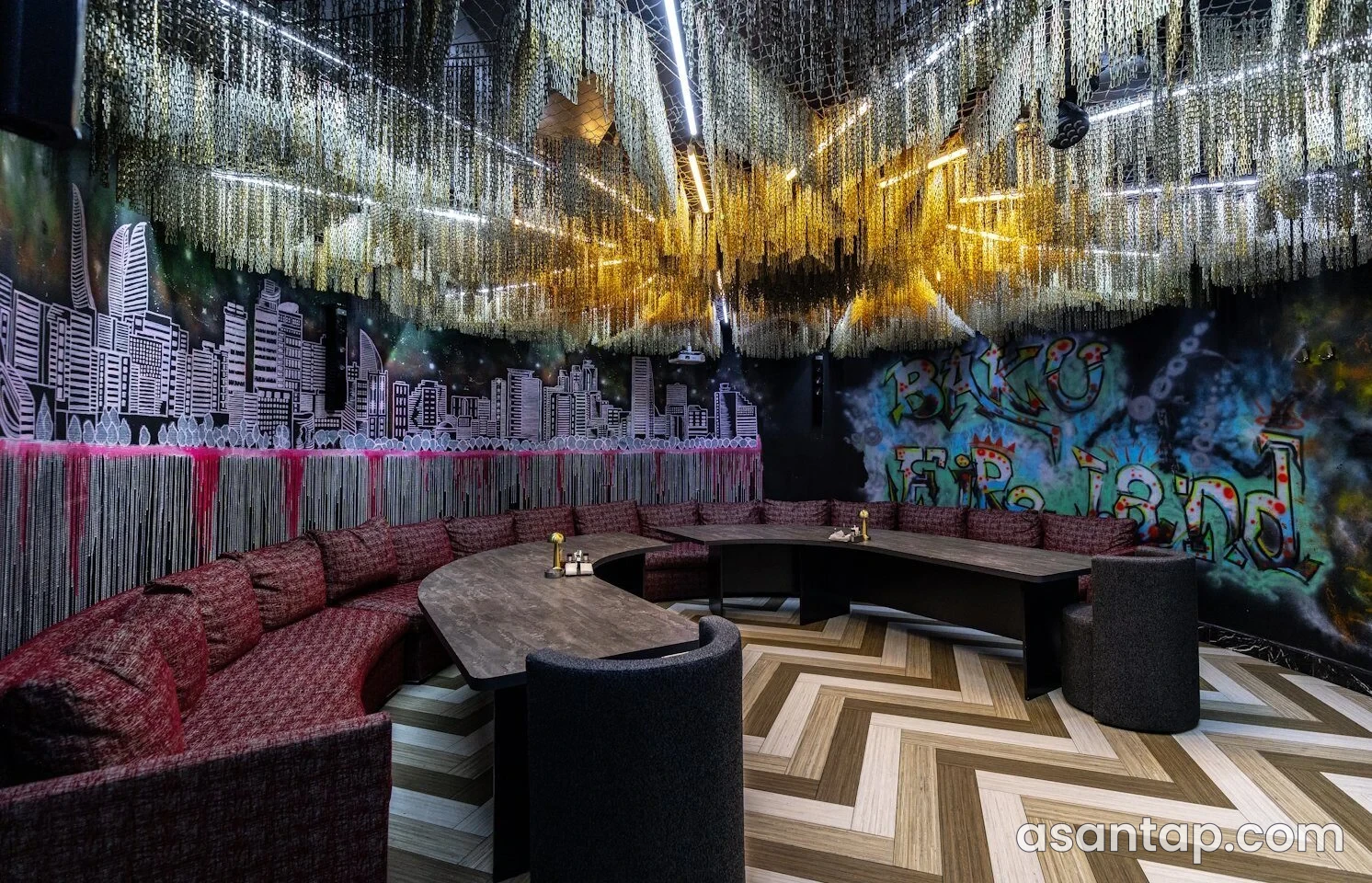 Evolution Lounge & Rooms by Hollywood — 12-ci otağın qraffiti və şəhər motivli interyeri