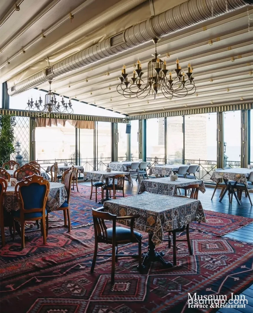 Museum Inn restoranının şüşəli oturma zalı