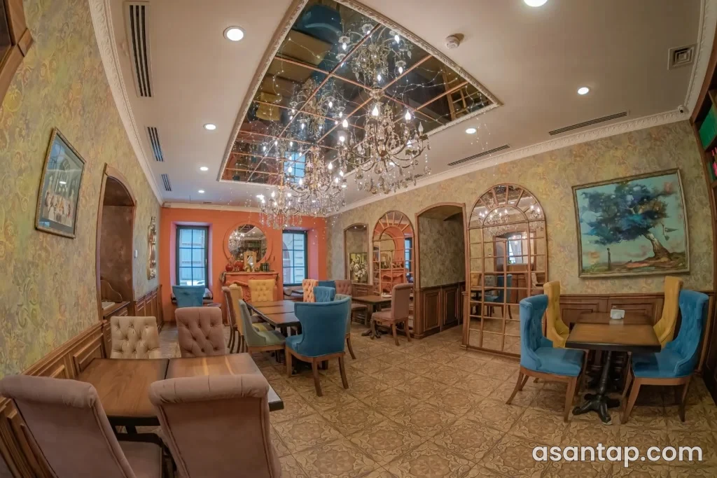 Merci Baku restoranının bəzəkli interyeri və oturacaqları
