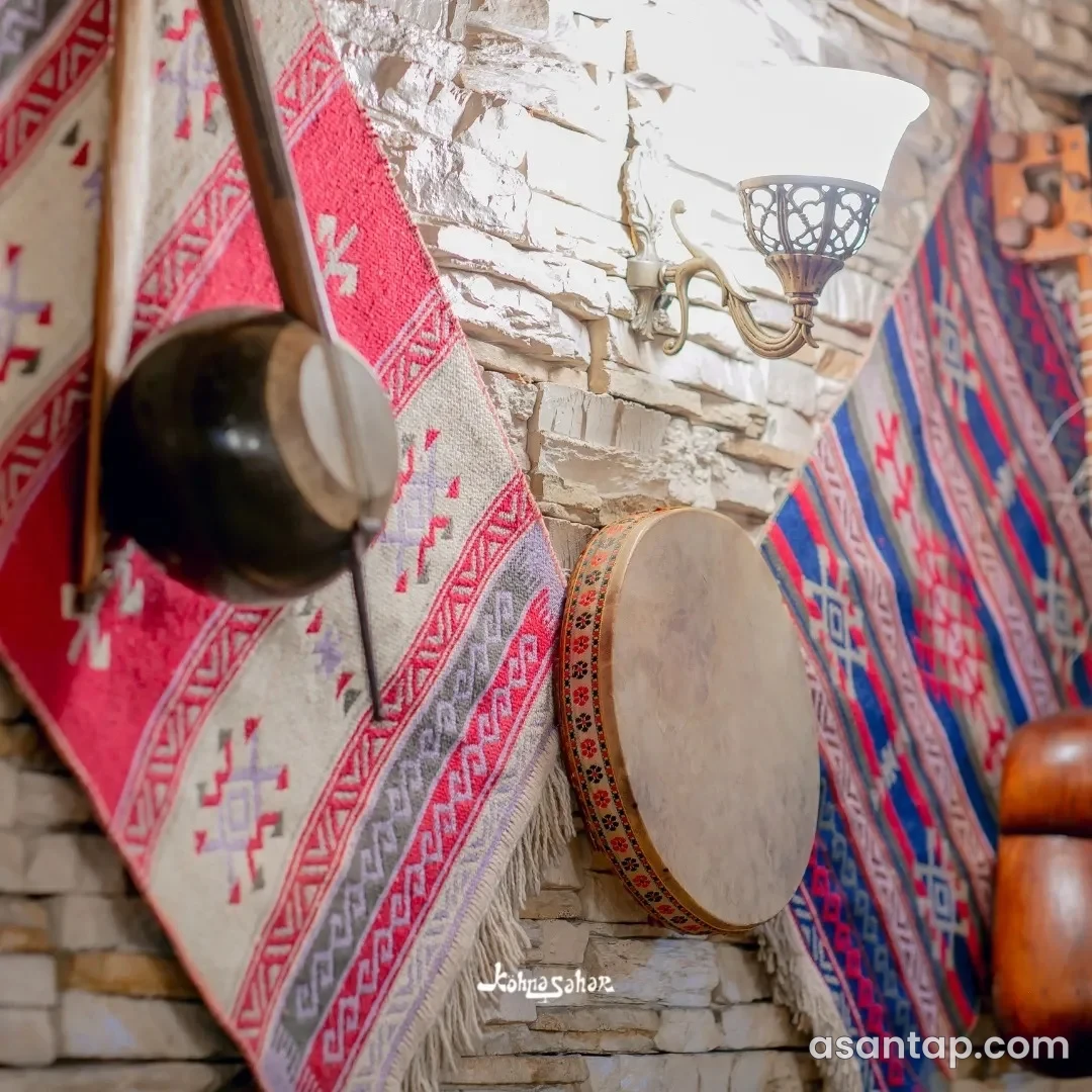 Köhnə Şəhər Restoranının xalça və musiqi alətləri ilə bəzədilmiş daş interyeri
