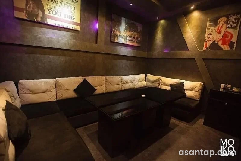Moko Rooms — rəsmi rəqəmsal menyudakı kabinet və divanlı oturma sahəsi