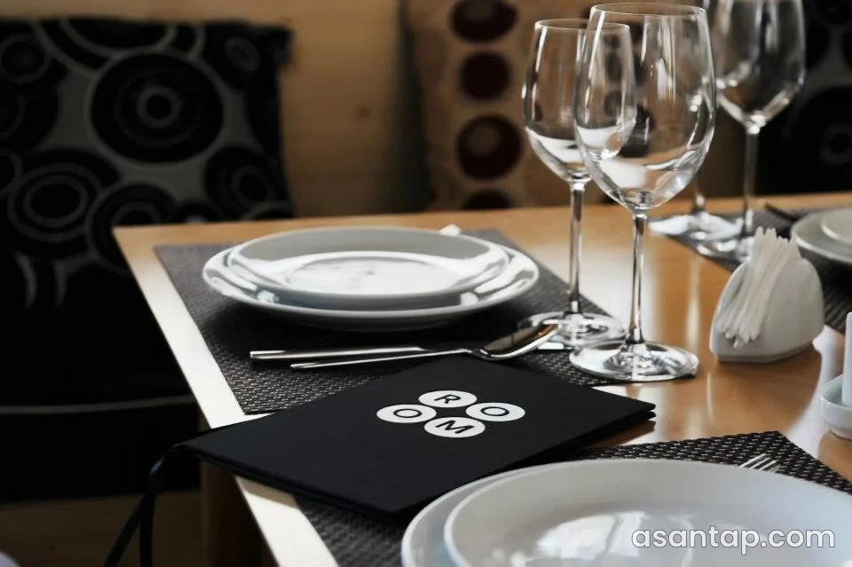 ROOM Fine Art Wine & Dine — sahibin təqdim etdiyi masa, şərab qədəhləri və menyu fotosu