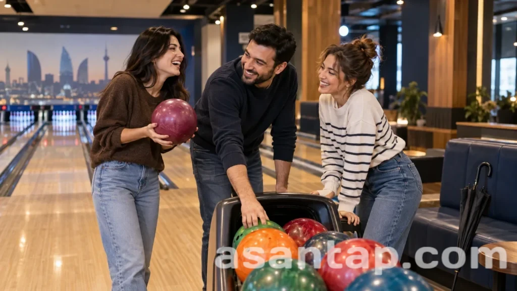 Bowlinq zalında rəngli topların yanında birlikdə vaxt keçirən üç dost