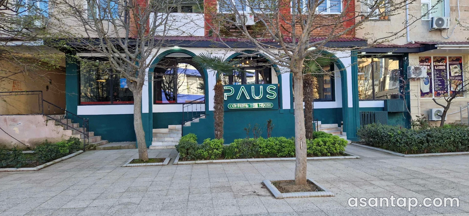 Paus Coffee & Tea House-un Qala xiyabanına açılan fasadı və adlı giriş lövhəsi