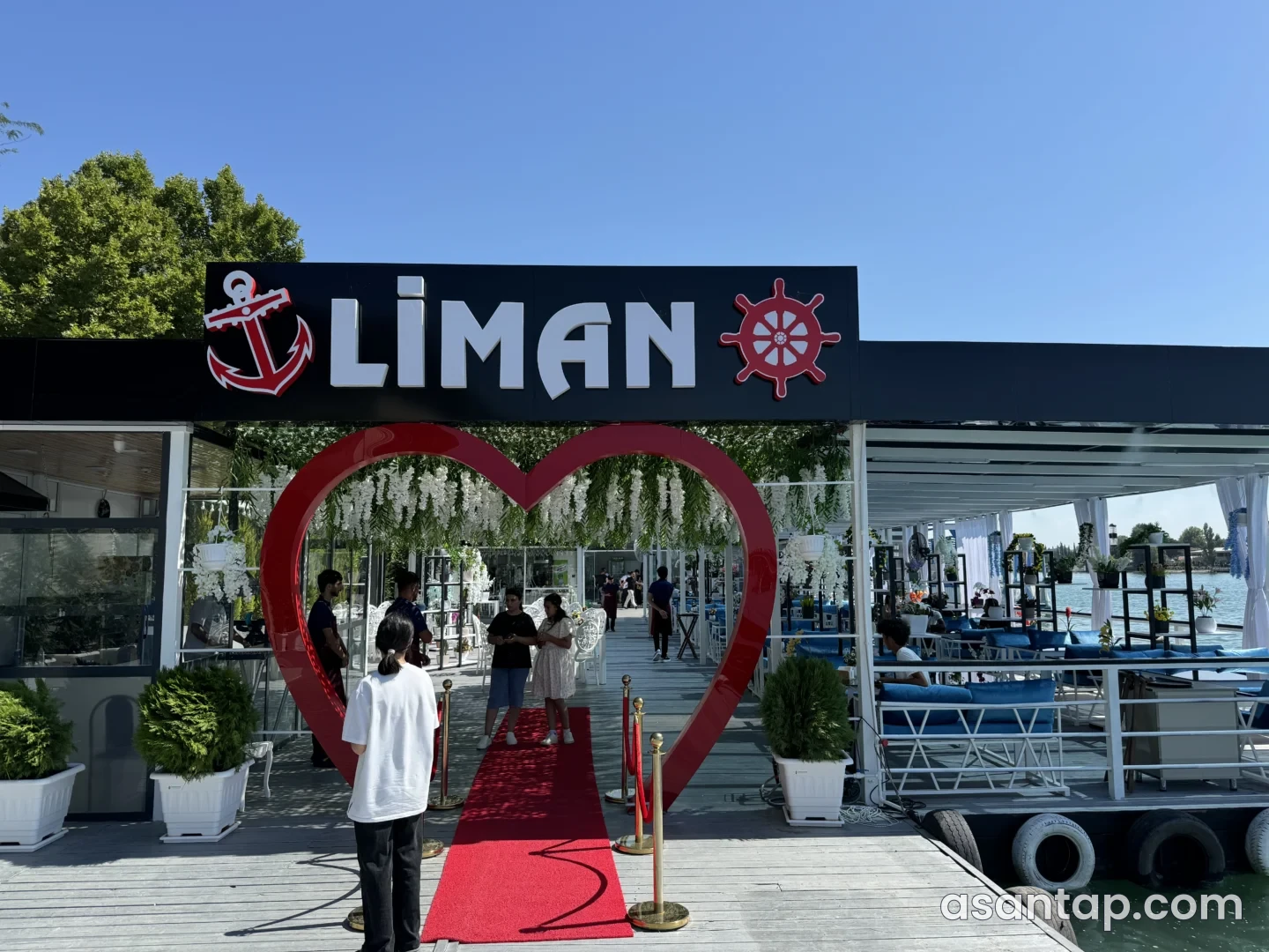 Kür sahilində Liman restoranının adlı girişi və ağ-mavi terras oturacaqları