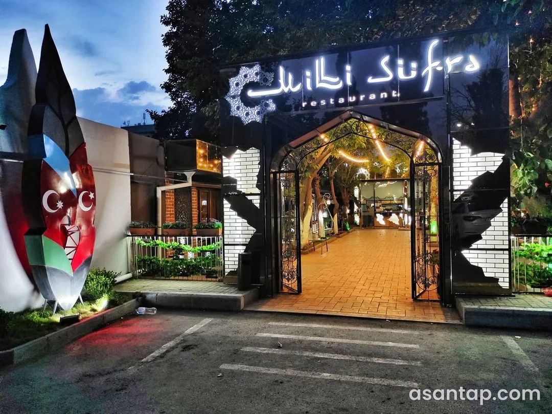 Milli Süfrə restoranının adlı, tağlı və işıqlı girişi
