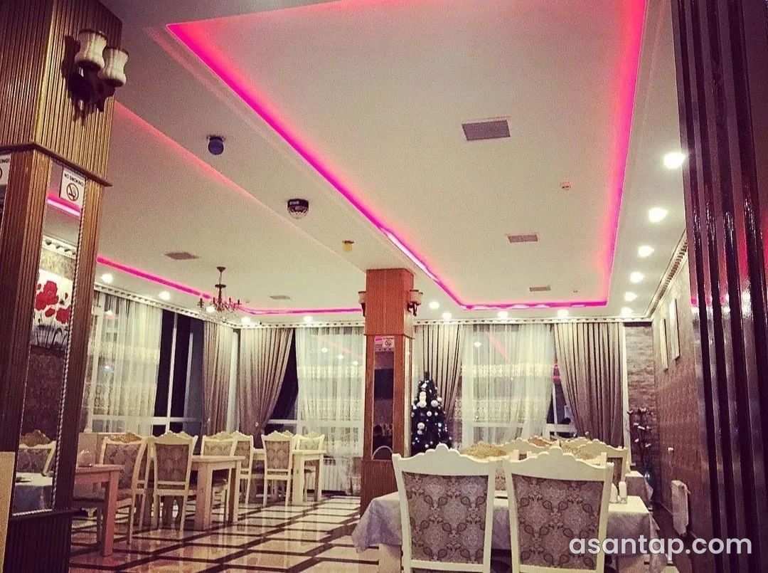 Naftalandakı Palma restoranının naxışlı oturacaqları, taxta sütunları və işıqlı tavanı olan zalı