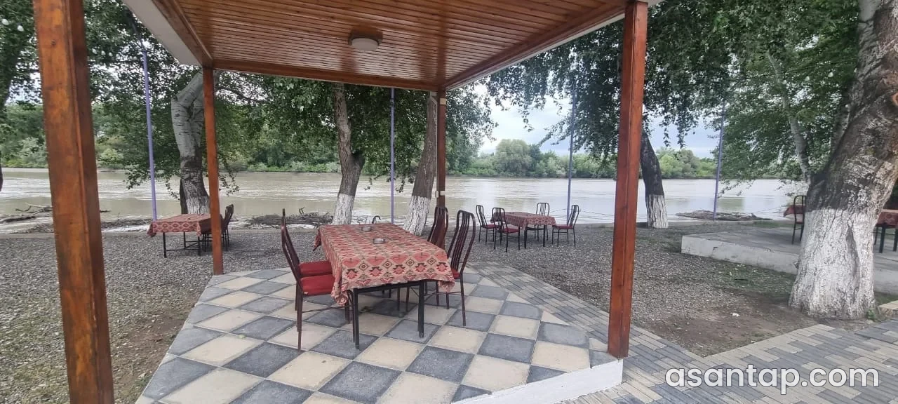 Zərdabdakı Kür restoranında çay mənzərəli, taxta tavanlı açıq masa köşkü