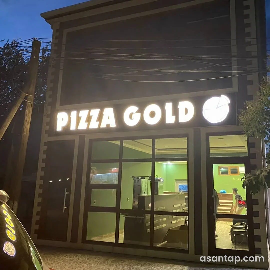 Cəlilabadda Pizza Gold-un işıqlı lövhəsi, şüşəli fasadı və içəridə xidmət piştaxtası