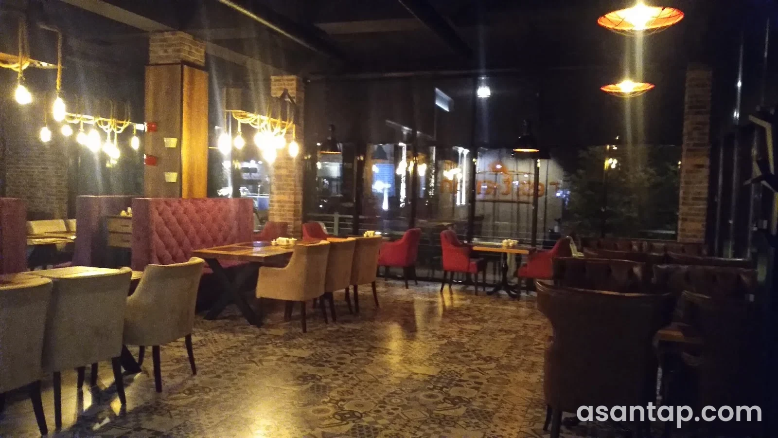 Rest-Aran restoranında kərpic sütunlu zal, masalar və yumşaq oturacaqlar