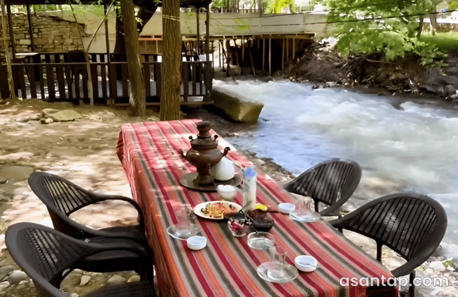 Gold Gülüstanda çayın yanında naxışlı süfrə, samovar və açıq havada oturma sahəsi