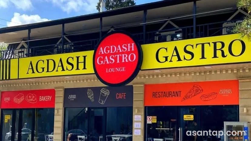 AGDASH Gastro Lounge-un sarı lövhəli fasadı və Bakery, Cafe, Restaurant girişləri