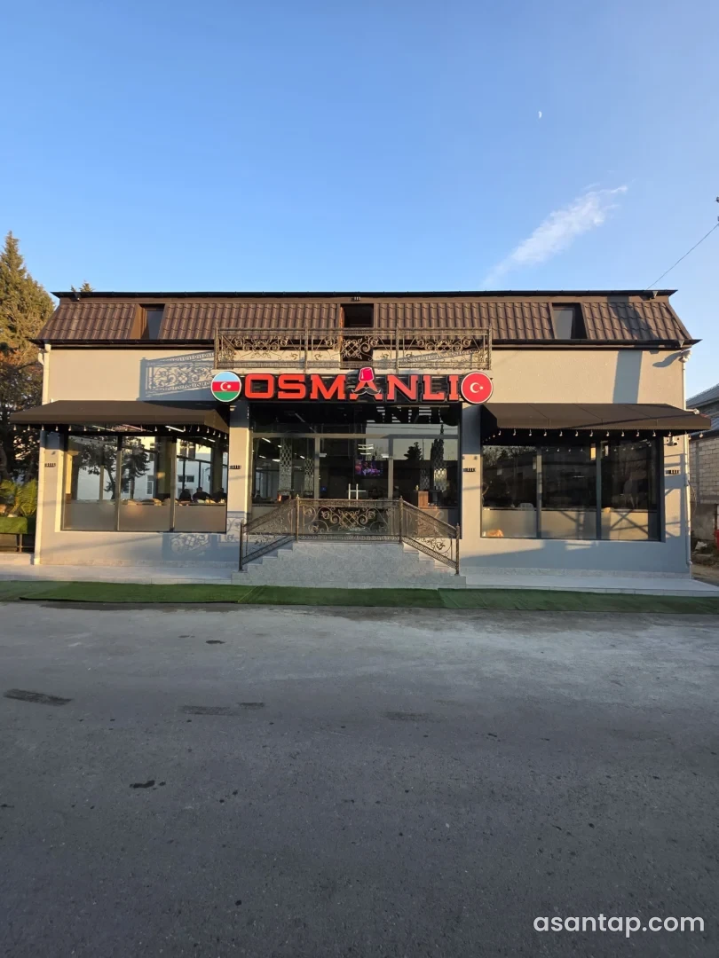 Osmanlı Restoranının qırmızı lövhəli, Azərbaycan və Türkiyə bayraqları təsvirli şüşəli fasadı
