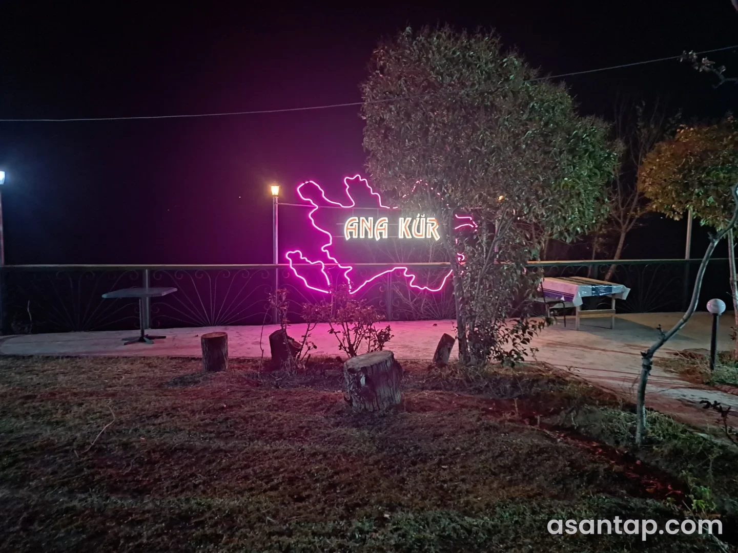 Ana Kür restoranının Azərbaycan xəritəsi formasındakı işıqlı lövhəsi və həyət masaları