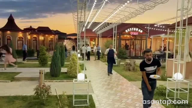 Şəms restoranının yazılı fasadı, həyət yolu, qonaqlar və xidmət əməkdaşları