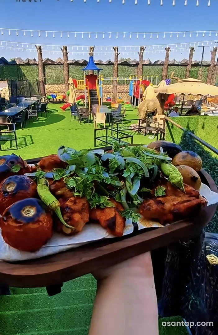 Luna Hall-da kabab süfrəsi, açıq oturacaqlar və uşaq oyun sahəsi