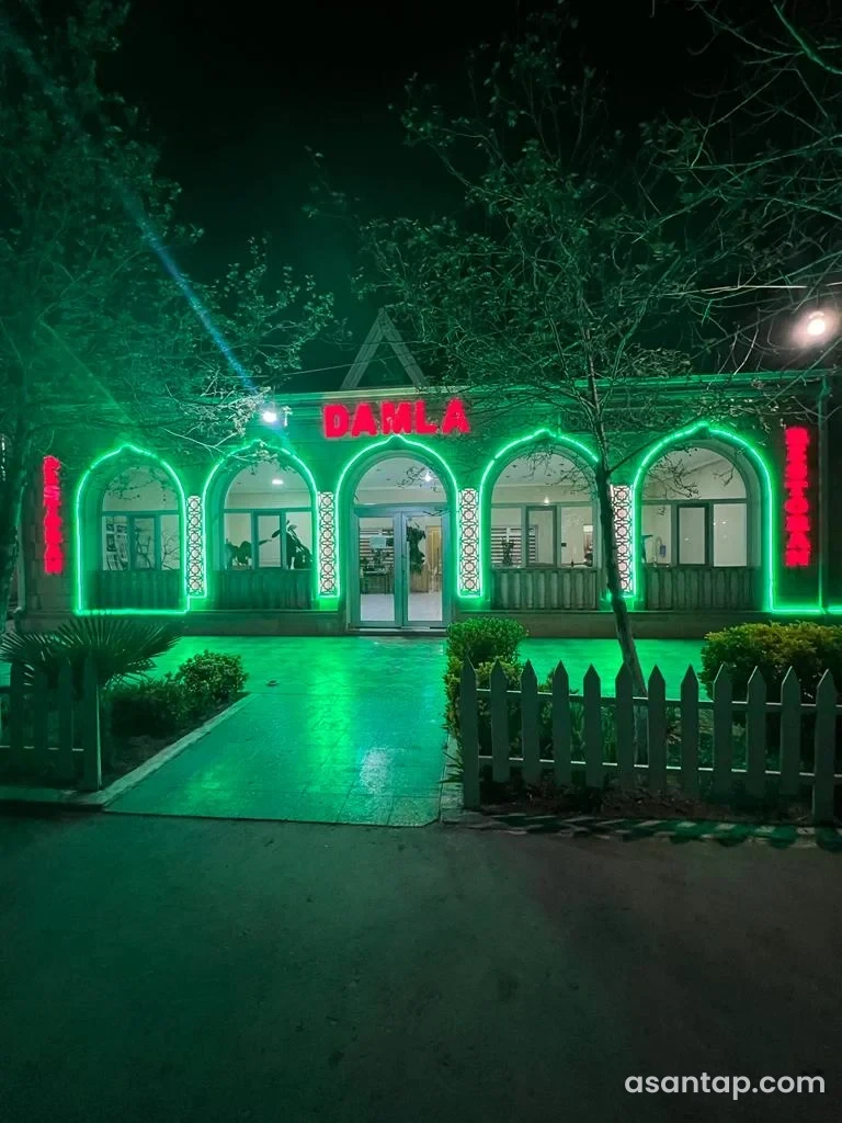 Siyəzəndə Damla restoranının yaşıl işıqlı, DAMLA yazılı fasadı