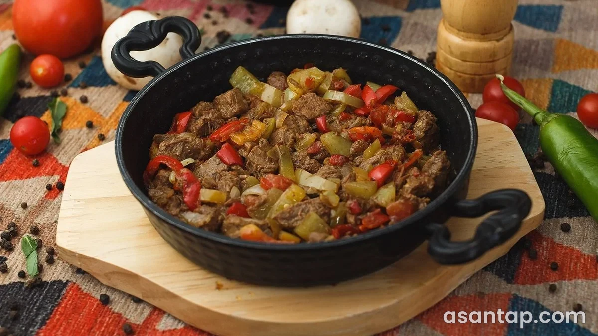 Samovar Lounge menyusunun fotosunda qara tavada ət və tərəvəz yeməyi