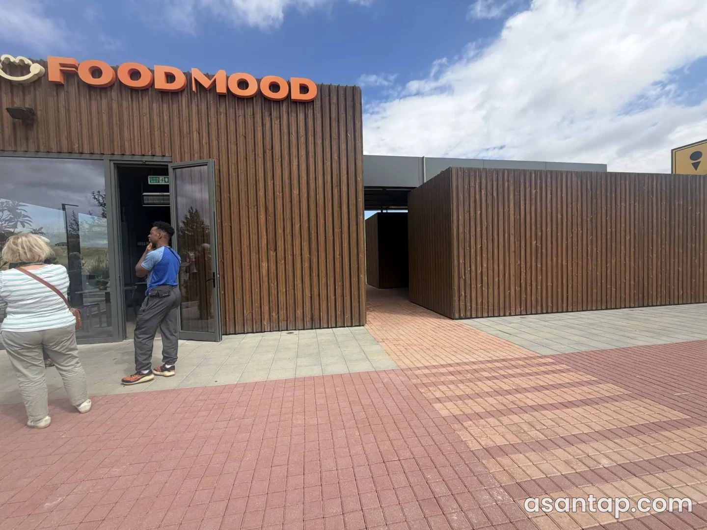 Food Mood Yolüstünün Nərimankənd filialında ağac üzlü giriş fasadı — sentyabr 2026