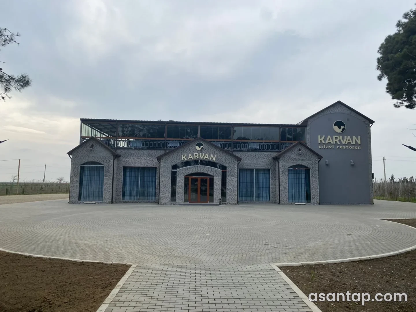Biləsuvarda Karvan ailəvi restoranının adı və dəvə nişanı olan daş üzlü fasadı