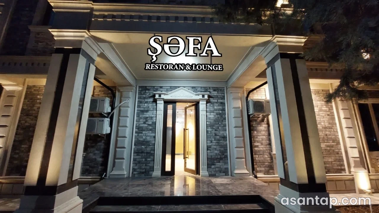 Biləsuvarda Şəfa restoranının sütunlu və daş üzlü işıqlı girişi