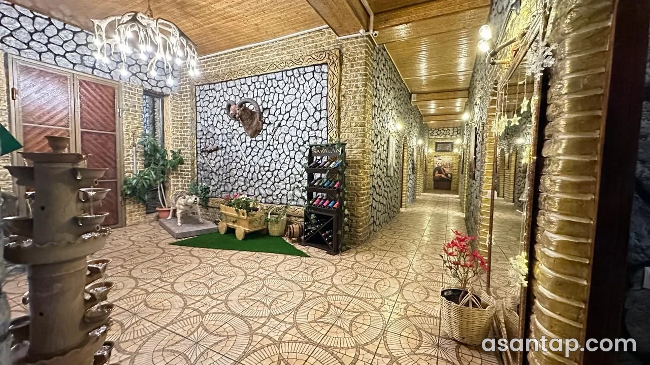 Göyçayda Çinarlı Qala restoranının daş naxışlı divarları, taxta tavanı və otaqlara açılan dəhlizi