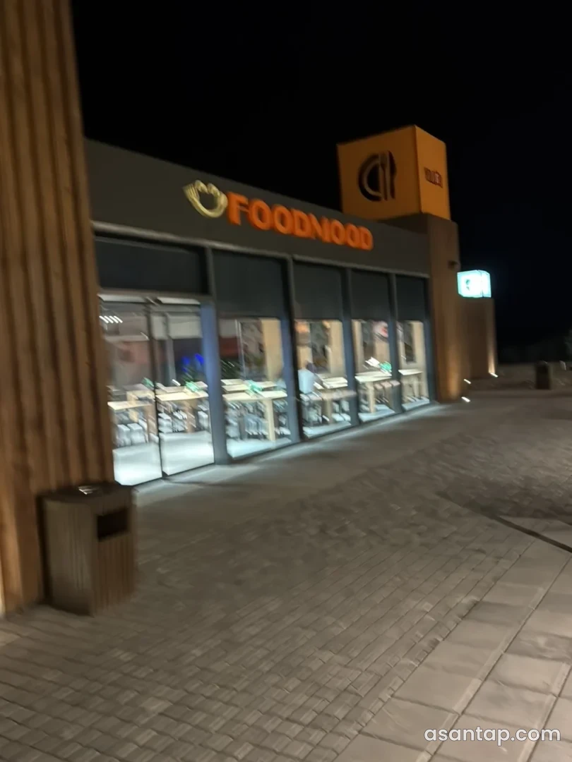 Qarabucaq Food Mood Yolüstü filialının gecə işıqlanan şüşəli fasadı — sentyabr 2026