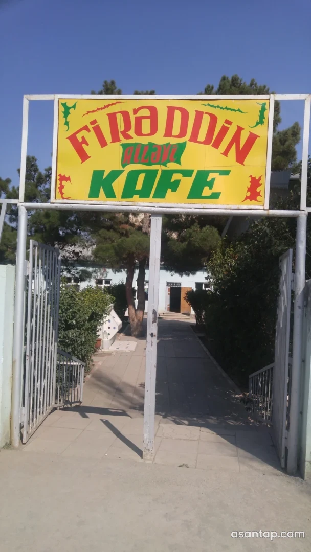 Naftalanda Firəddin ailəvi kafenin adlı darvazası və həyətə giriş