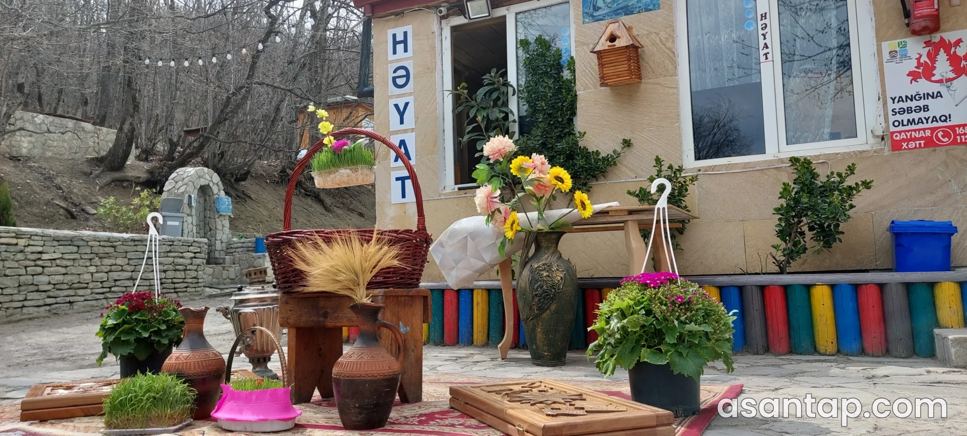 Həyat kafesinin adlı fasadı və Novruz bəzəkləri