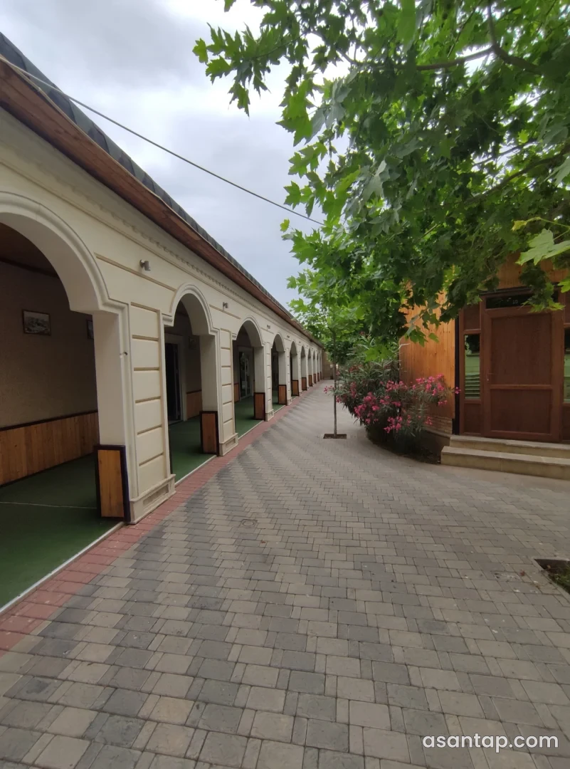 Siyəzən Palace restoranının ağaclı həyətində tağlı oturma bölmələri — 18 iyun 2022 arxiv fotosu