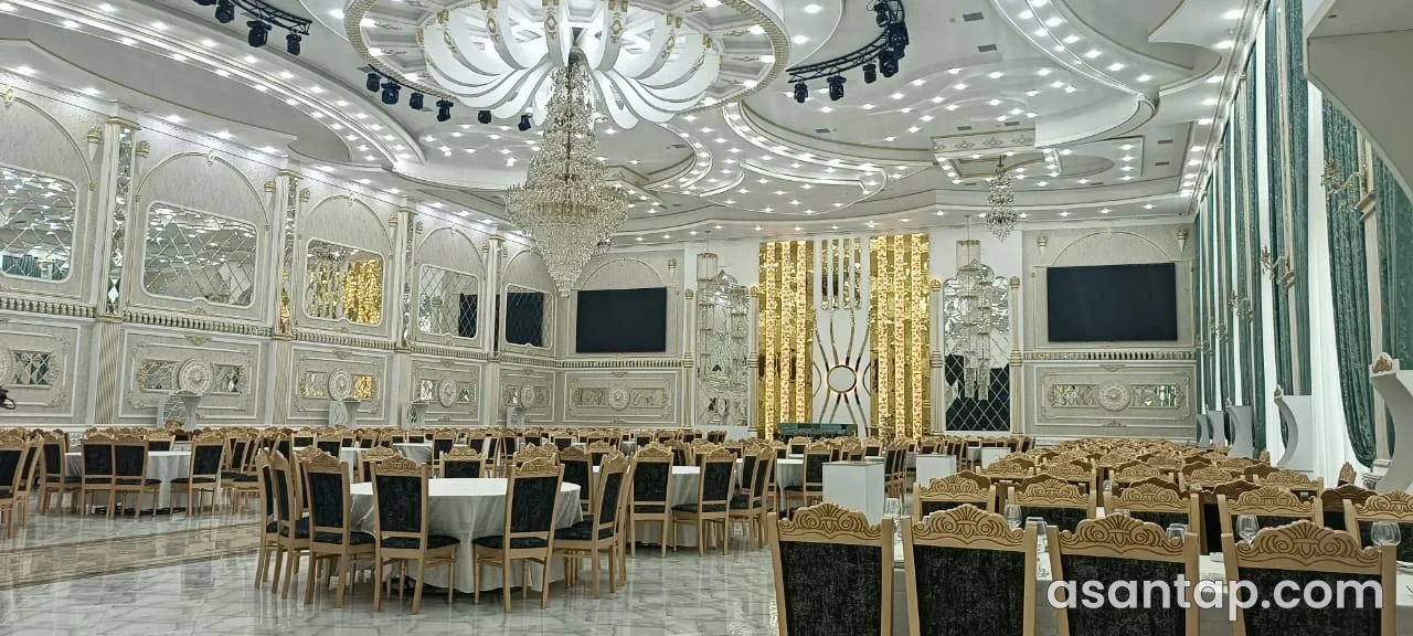Şəmkirdə Gold Palace sarayının ağ və qızılı bəzəkli əsas zalı, iri çilçıraq və dəyirmi banket masaları