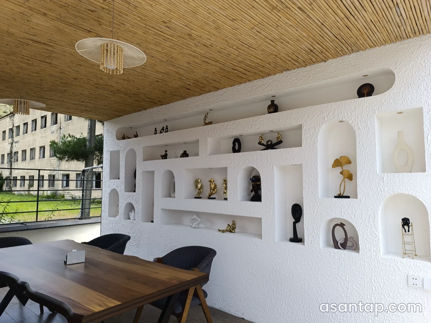 Terrace Restaurant-da ağ dekorativ rəflər, qamış tavan və taxta yemək masaları — iyun 2026 arxiv fotosu