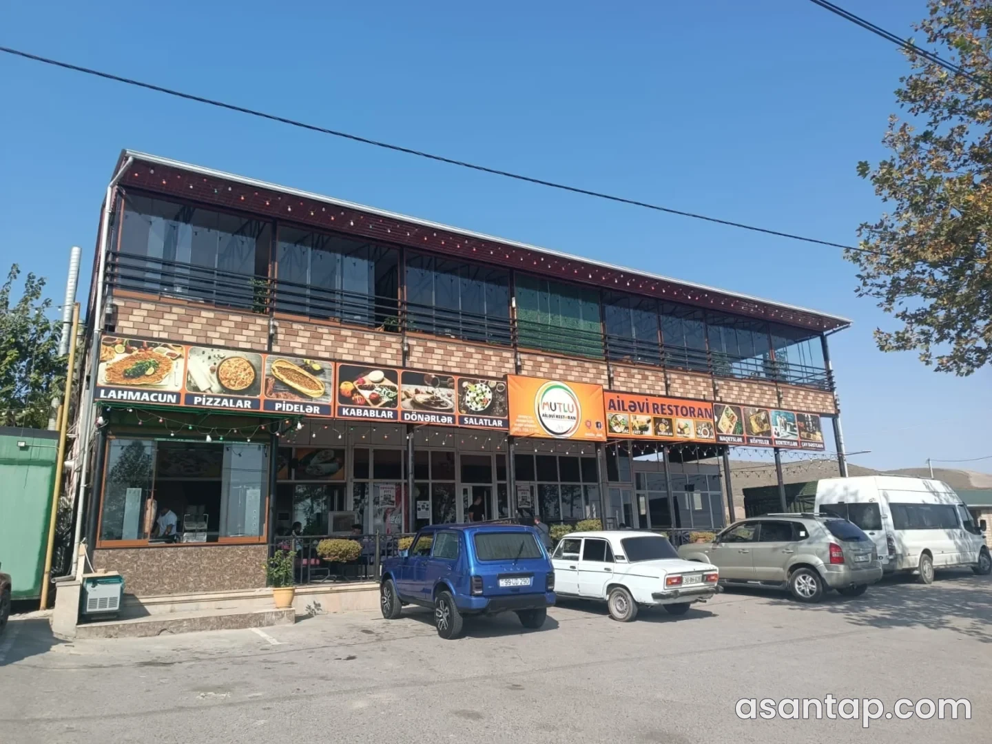 Mutlu Dad Kərimbəyli restoranının adı və yemək lövhələri görünən iki mərtəbəli fasadı
