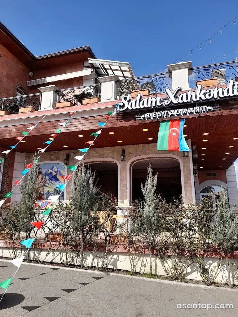 Salam Xankəndi restoranının yazılı lövhəsi və açıq eyvanı