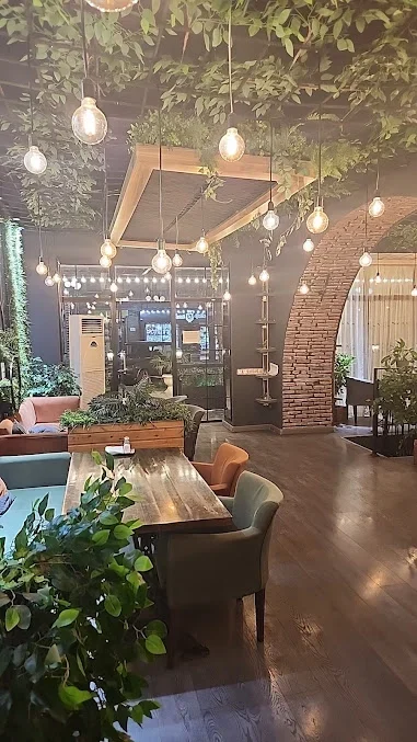 Cafe de Paris-in bitkilərlə bəzədilmiş tavanı, asma lampaları və kərpic tağlı salonunun arxiv görünüşü
