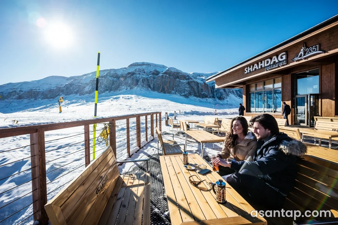Shahdag 2351 restoranının taxta fasadı, açıq masaları və qarlı dağ mənzərəsi — tarixi məlum olmayan arxiv foto
