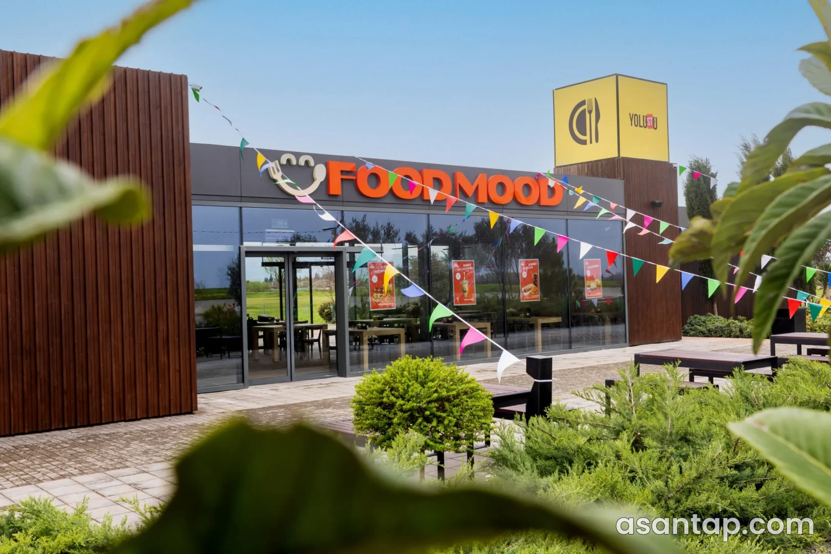 Borsunluda Food Mood Yolüstünün şüşəli fasadı, yazılı lövhəsi və taxta üzlükləri — EXIF 4 aprel 2026