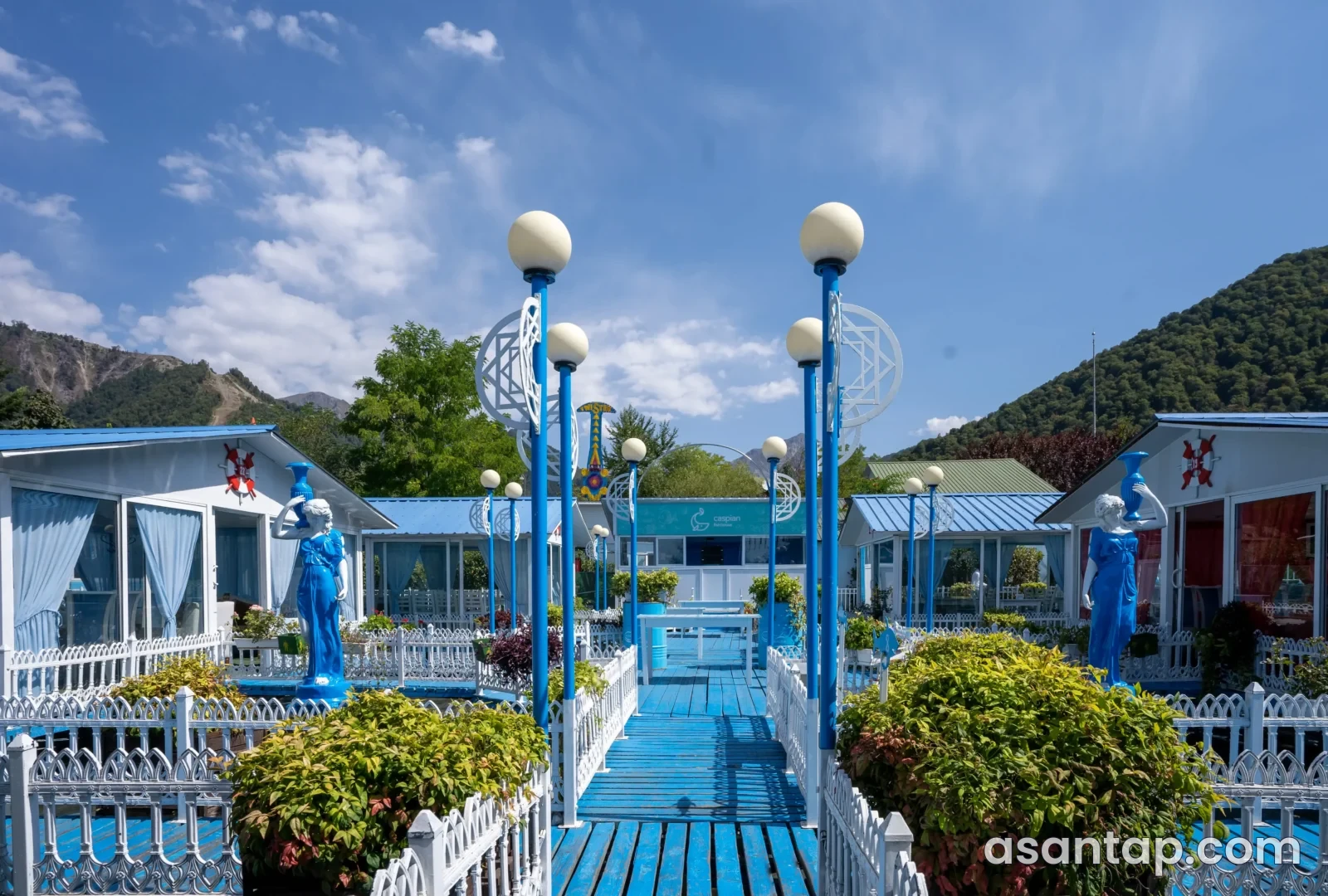 Qəbələdə Caspian Fish & Seafood restoranının mavi-ağ pavilyonları və körpücükləri — çəkiliş tarixi məlum deyil
