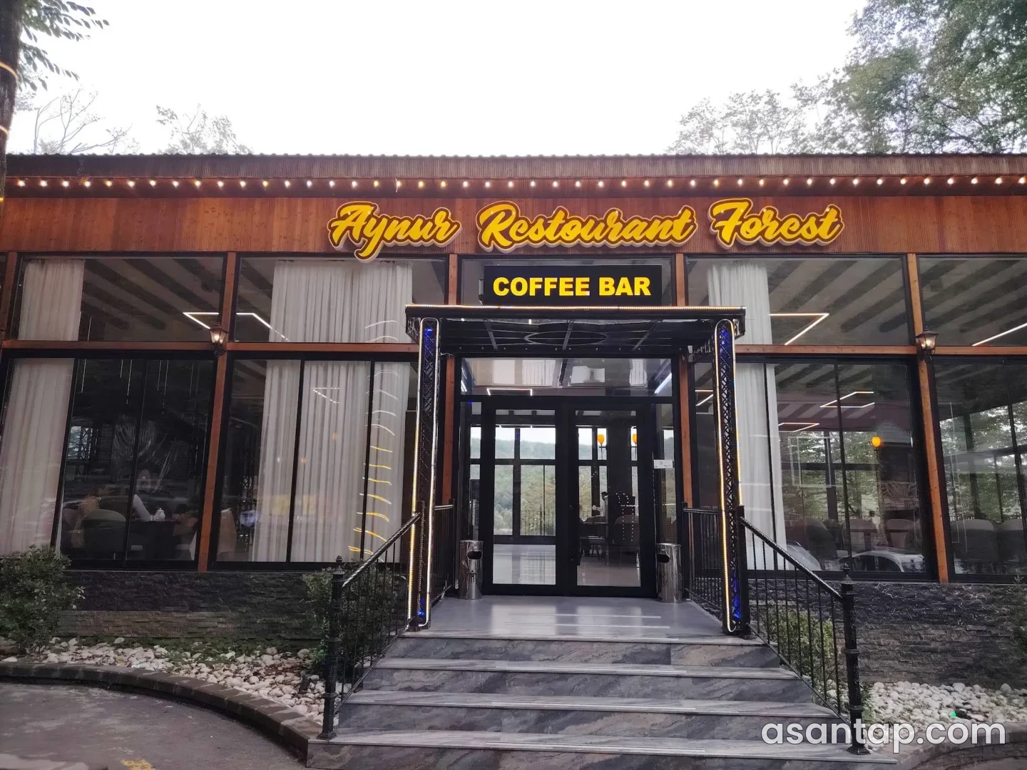Aynur Restaurant Forest və Coffee Bar yazılı şüşəli giriş fasadı