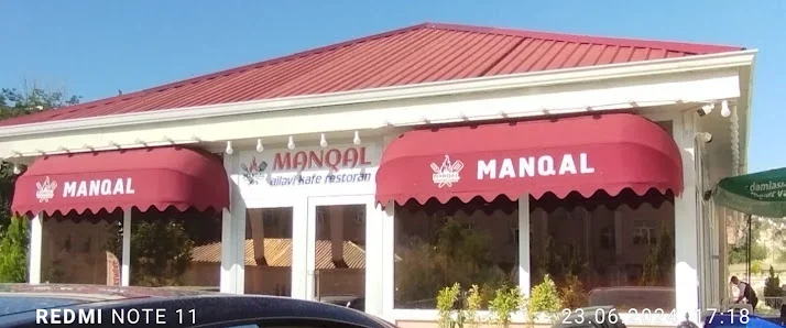 Naxçıvan Manqal Ailəvi Restoranının qırmızı damlı fasadı, MANQAL yazılı qırmızı tentləri və şüşəli giriş qapısı