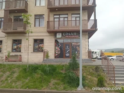 Yaşayış binasının alt mərtəbəsində ÇINAR RESTORAN yazılı ayrıca giriş və pilləkən