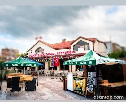 Qədim Kərkicahan restoranının ad lövhəli fasadı və açıq oturma sahəsi