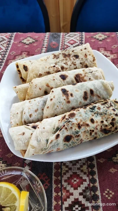 Abdulla restoranında qutab süfrəsi, çay və milli ornamentli masa örtüyü