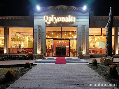 Qəlyanaltı restoranının işıqlı yazılı fasadı və giriş yolu