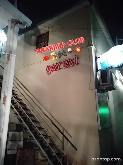 Pramida Club və Çay Evi lövhəsi altında yuxarı mərtəbəyə qalxan pilləkən