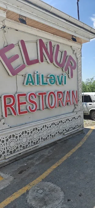 Ağcabədidə Elnur ailəvi restoranının rəngli yazıları və naxışlı krem fasadı