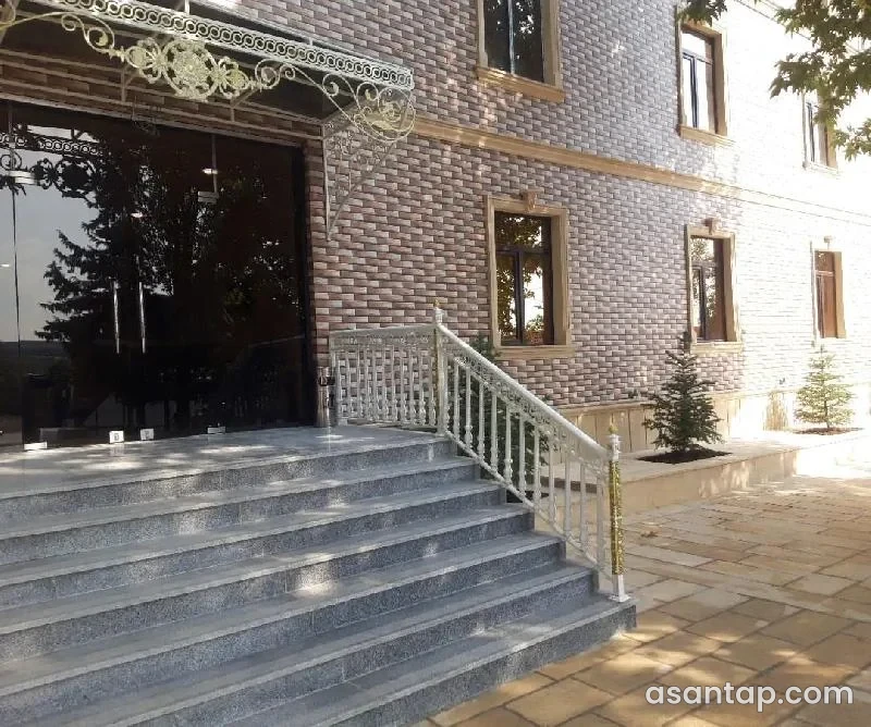 Savalan restoran-otelinin daş görünüşlü fasadı, pilləkənli girişi və metal məhəccəri