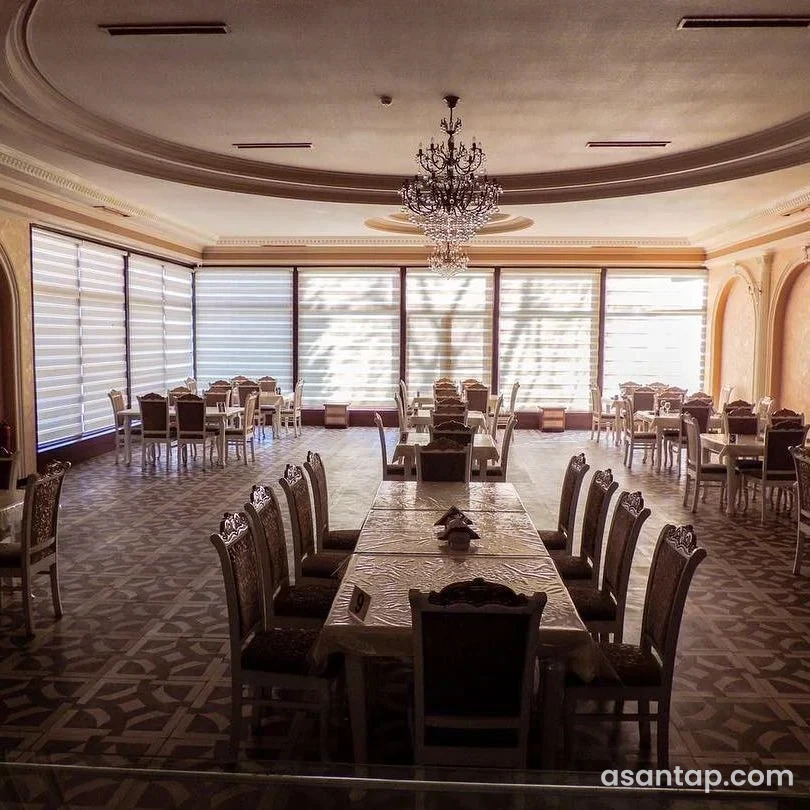 Karal restoranının çilçıraqlı, iri pəncərəli və taxta stullu salonu