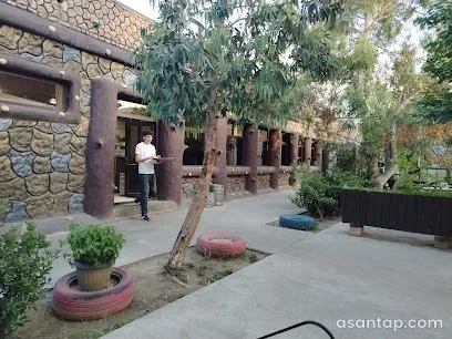 AFFA restoranının daş naxışlı divarları, taxta dirəkləri və ağaclı həyəti